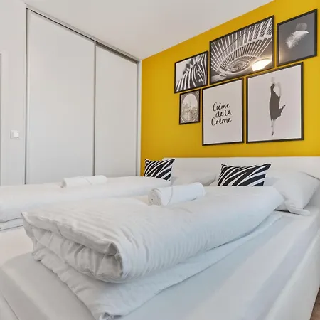 Lam Safari - Balcony - Ac - Free Parking Pressburg